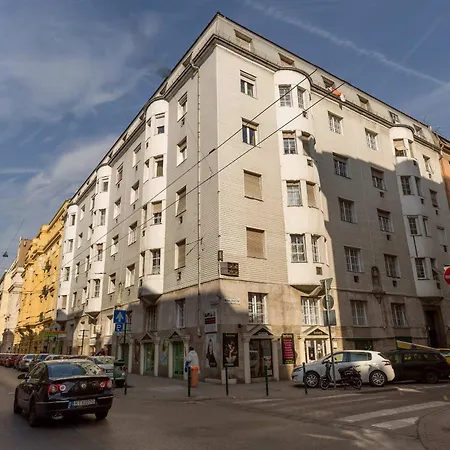 Cheerful In The Center Апартаменты Будапешт